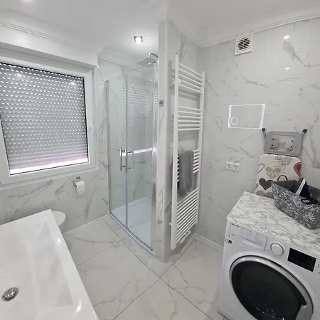 Apartment R&s *